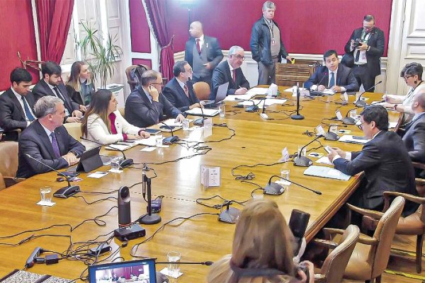 Comisión de Constitución aprueba idea de legislar el proyecto que posterga la entrada en vigencia de la ley de protección de datos personales