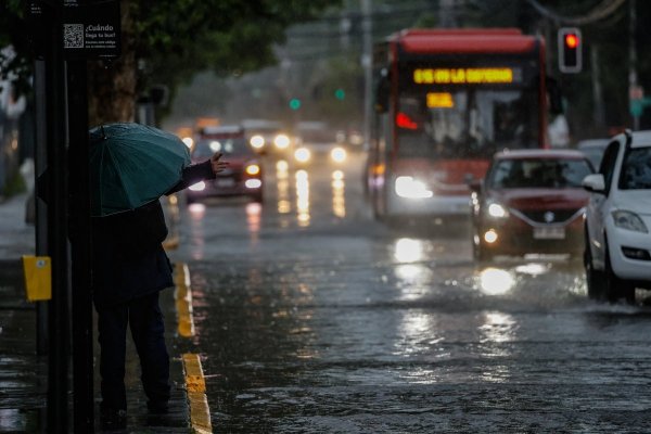 Nuevo temporal: Mineduc anuncia retorno a clases este miércoles, mientras Senapred mantiene alerta roja en la RM