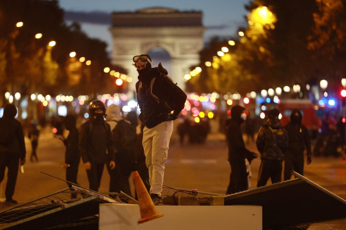 La rentabilidad de los bonos franceses a 10 años alcanza el 5% mientras el país se prepara para nuevas protestas el sábado
