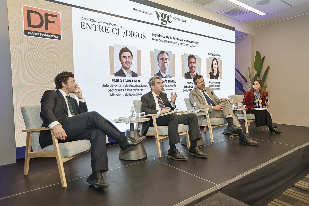 Pablo Eguiguren, jefe de la OASI; José Tomás Morel, gerente de estudios del Consejo Minero; Winston Alburquenque, socio VGC Abogados; y Paula Vargas, subdirectora de DF. Foto: José Montenegro