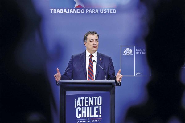 Gonzalo Arenas debuta como vocero de La Moneda con dardos a las AFP por fondo E: "Es sumamente grave que se hayan desperdiciado esa cantidad de recursos"