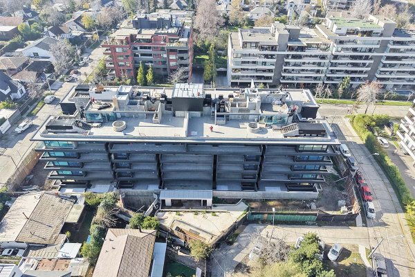 Un edificio de cinco pisos y 40 departamentos: el llamativo remate en exclusivo sector de Vitacura
