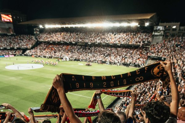 Inversionistas de EEUU ligados a KKR adquieren el 42% del CF Valencia en operación que valora al club en US$ 1.400 millones