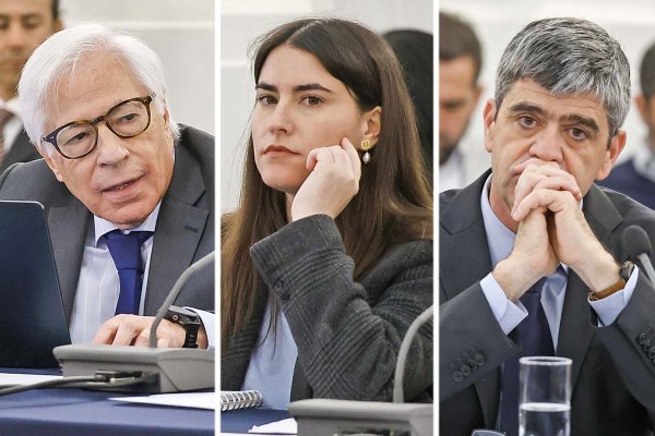 De izquierda a derecha, el superintendente de Pensiones, Joaquín Cortez; la subsecretaria de Previsión Social, Elisa Cabezón; y el presidente de la Asociación de AFP, León Fernández de Castro, acudieron a la comisión de Trabajo de la Cámara de Diputados. Fotos: Aton.