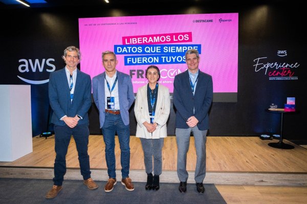 De izq. a der.: Augusto Ruiz-Tagle, Gustavo Kosel, Bernardita Huanca y Richard Kosche.