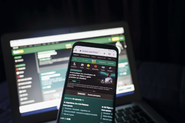 Gobierno ingresa indicaciones a proyecto de casinos online: fin a la publicidad, impuesto de 3% sobre IVA y licencias por 1.000 UTM anuales