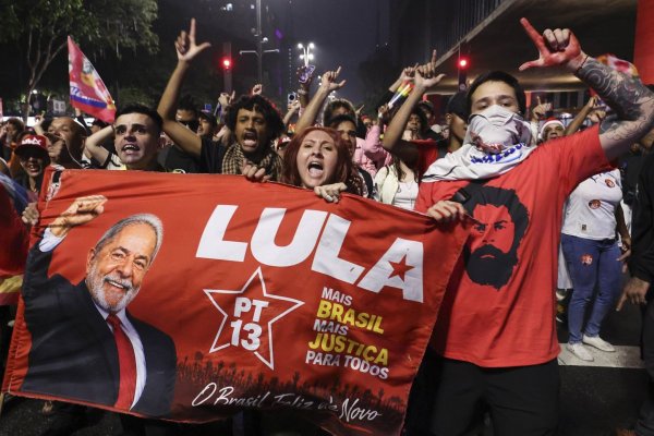 Partidarios de Luiz Inácio Lula da Silva celebraron en Sao Paulo durante la noche. (Foto: Bloomberg)