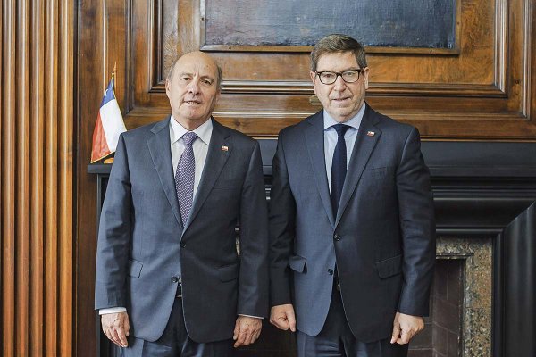 El ministro de Hacienda, Jorge Quiroz y el biministro de Economía y Minería, Daniel Mas. Foto: Ministerio de Economía