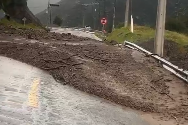 Alerta roja en 10 comunas de la RM: nueva jornada de lluvias causa inundaciones y sube el riesgo de aluviones