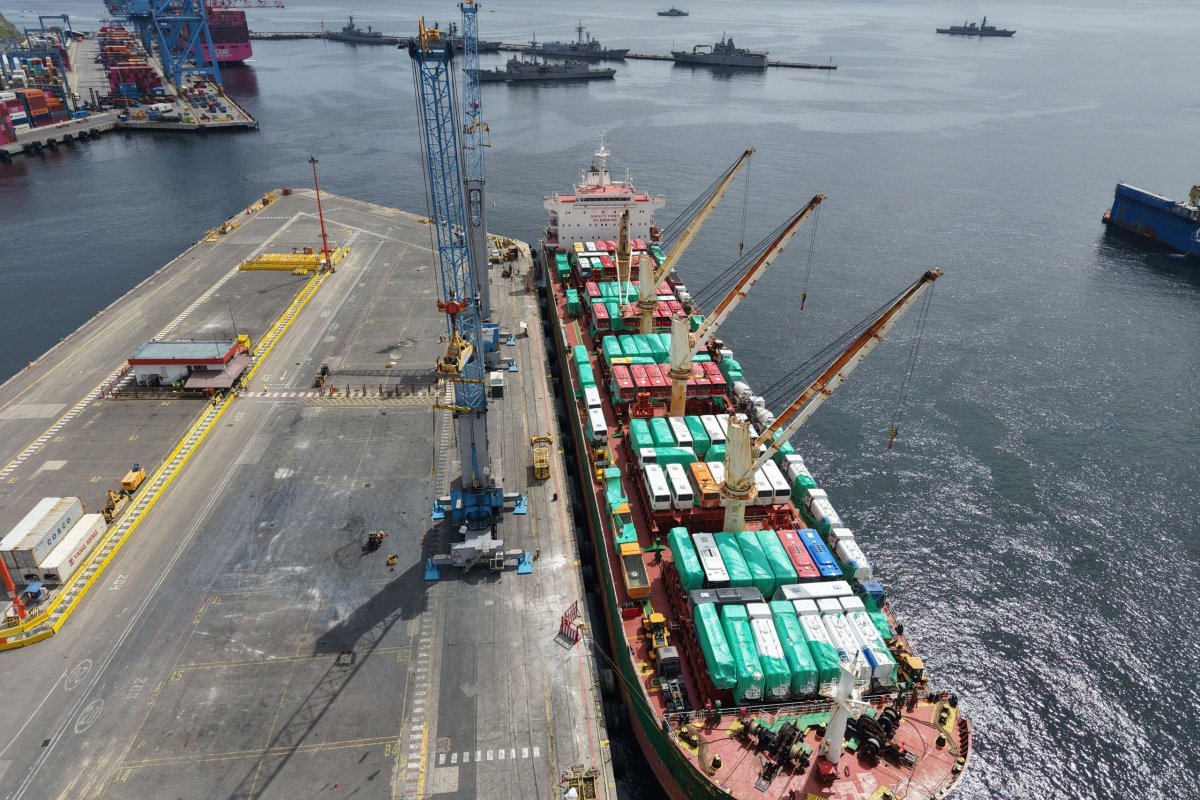 Terminal Portuario Valparaíso concreta el desembarque de más de 100 buses y vagones ferroviarios procedentes de China