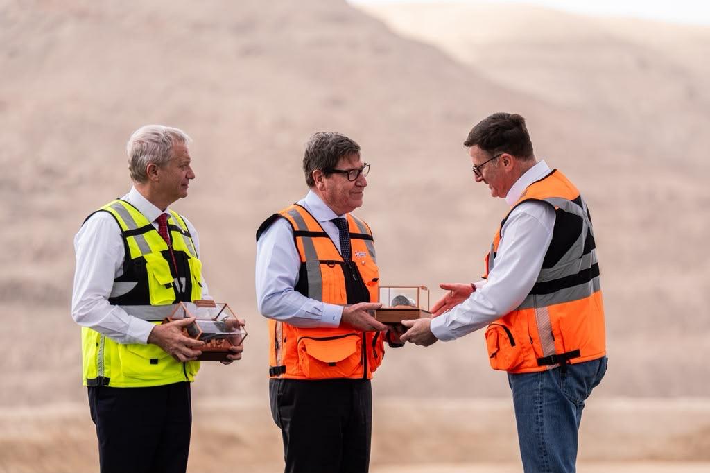 El Presidente de la República, José Antonio Kast; el biministro de Economía y Minería, Daniel Mas; y COO de Capstone Copper, James Whittaker.