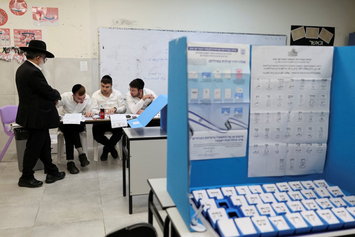 Un hombre israelí vota en un colegio electoral durante las elecciones nacionales, en Bnei Brak. (Foto: Reuters)