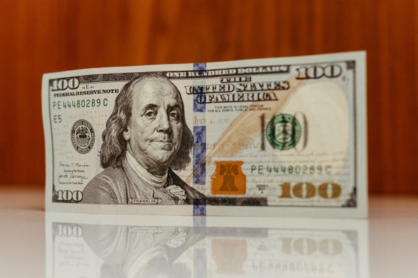 Dólar borra caída que lo acercó a $ 1.000 frente a nuevos máximos del petróleo por temores de que escale la guerra contra Irán