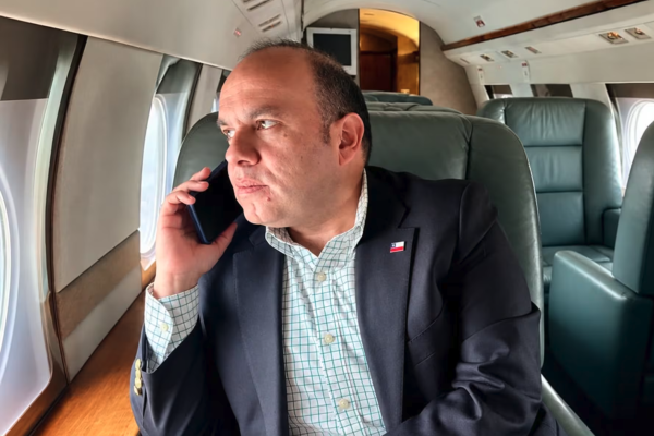 La trama tras la polémica foto del subsecretario Pavez en el avión de la FACh